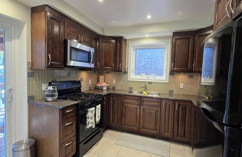 Long Branch Casa | PEACEFUL Toronto HIDEAWAY family friendly with full kitchen