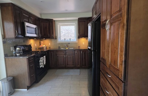 Long Branch Casa | PEACEFUL Toronto HIDEAWAY family friendly with full kitchen
