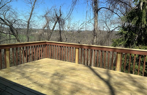 Pittsburgh Apartamento | Peaceful Treetop Living 10 min. to downtown/ stadium, large deck, pet friendly