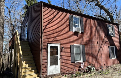 Pittsburgh Apartamento | Peaceful Treetop Living 10 min. to downtown/ stadium, large deck, pet friendly