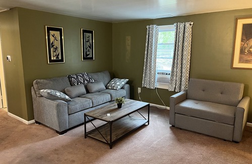 Pittsburgh Apartamento | Peaceful Treetop Living 10 min. to downtown/ stadium, large deck, pet friendly