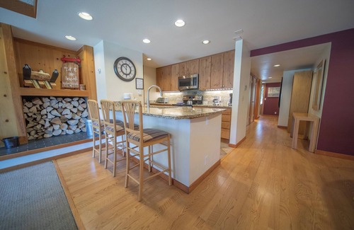 Lakeside Village Condominio | Peaceful Unit Close to Keystone Lake and Hot Tub