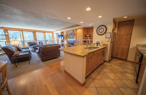 Lakeside Village Condominio | Peaceful Unit Close to Keystone Lake and Hot Tub