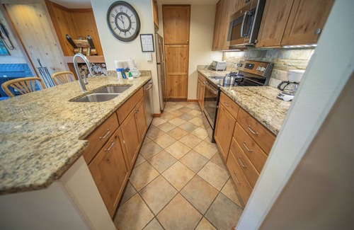 Lakeside Village Condominio | Peaceful Unit Close to Keystone Lake and Hot Tub