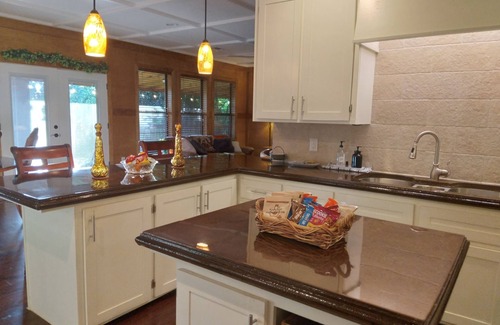 Victoria Casa | Peaceful Victoria Home ,7min from Downtown , EV Charger