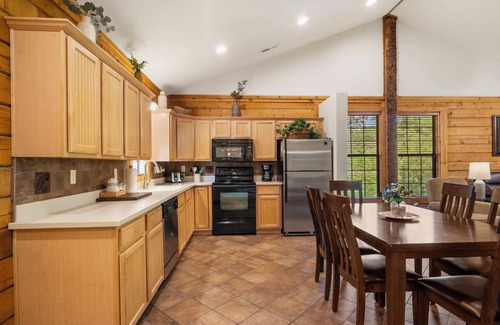 Branson Theater District Cabina | Peaceful Walk-in Cabin with Whirlpool Tub, Gas Fireplace, and Screened-in Porch