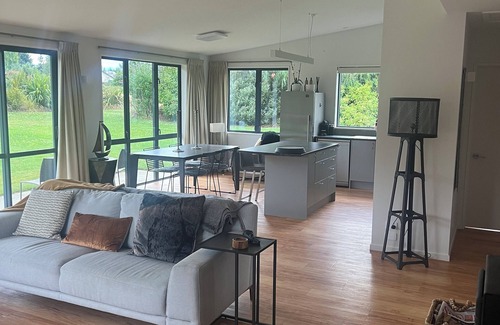 Lake Hawea Casa | Peaceful warm & sunny tastefully furnished spa sauna 1/2 acre 7min walk to lake