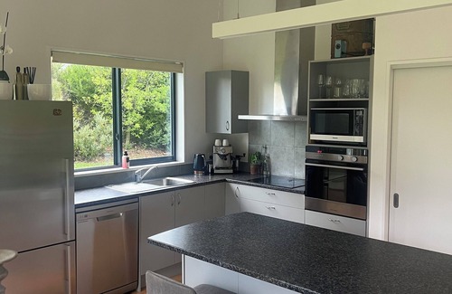 Lake Hawea Casa | Peaceful warm & sunny tastefully furnished spa sauna 1/2 acre 7min walk to lake