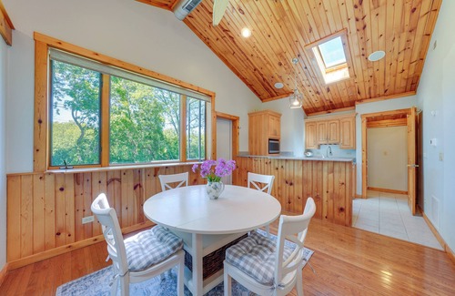 Warrenville Cabina | Peaceful Warrenville Home: 1 Mi to Herrick Lake!