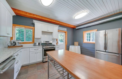 Warrenville Cabina | Peaceful Warrenville Home: 1 Mi to Herrick Lake!