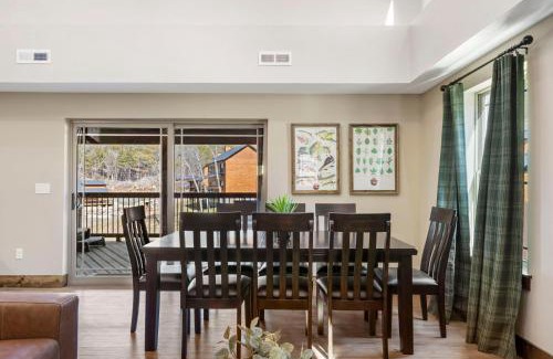 Hollister Casa | Peaceful Water View-Cozy Cabin-Free Daily Tickets-Near Table Rock-Pvt Hot Tub