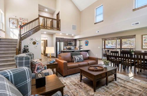 Hollister Casa | Peaceful Water View-Cozy Cabin-Free Daily Tickets-Near Table Rock-Pvt Hot Tub