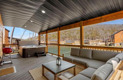 Hollister Casa | Peaceful Water View-Cozy Cabin-Free Daily Tickets-Near Table Rock-Pvt Hot Tub