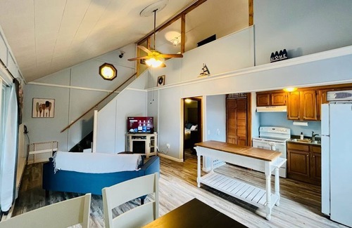 Jewett City Cabaña | Stylish Modern WATERFRONT Cottage Near Mystic and Casinos