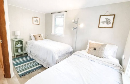 North Windham Casa | Peaceful Waterfront Hideaway with 5 bedrooms!