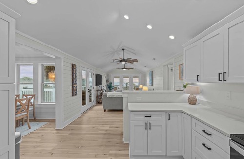 Newport Casa | Peaceful waterfront retreat. Beach just minutes away. Gorgeous views