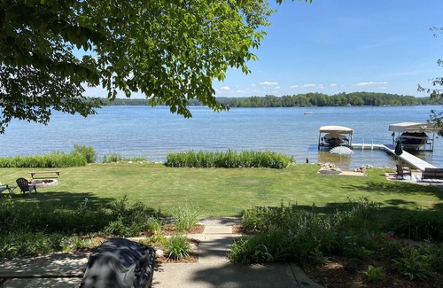 Interlochen Cabaña | Peaceful Waterfront Cottage - aire acondicionado, 2. 5 lotes, excelentes vistas