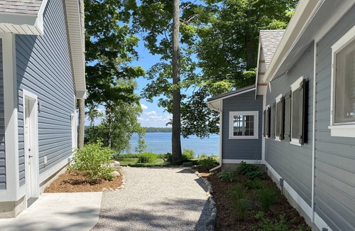 Interlochen Cabaña | Peaceful Waterfront Cottage - aire acondicionado, 2. 5 lotes, excelentes vistas