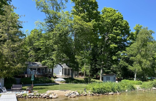 Interlochen Cabaña | Peaceful Waterfront Cottage - aire acondicionado, 2. 5 lotes, excelentes vistas