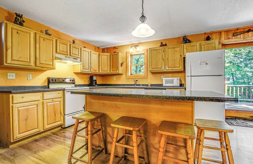 Wautoma Cabina | Peaceful Wautoma Retreat w/ Deck on 10 Acres!