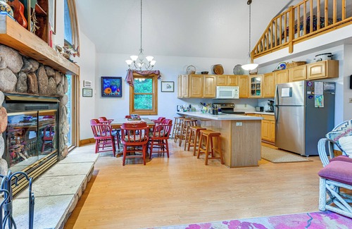 Lac du Flambeau Cabina | Peaceful White Sand Lake House w/ Dock & Deck!