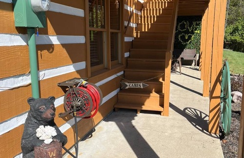 Sayler Park Cabina | Peacefully loving retreat! Cabin in charming Lawrenceburg.