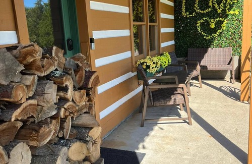 Sayler Park Cabina | Peacefully loving retreat! Cabin in charming Lawrenceburg.