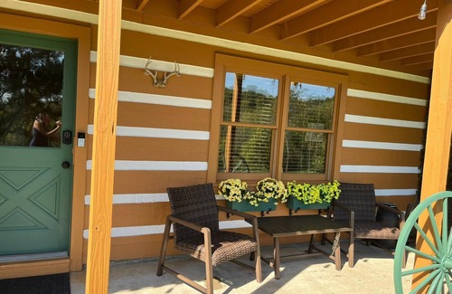 Sayler Park Cabina | Peacefully loving retreat! Cabin in charming Lawrenceburg.