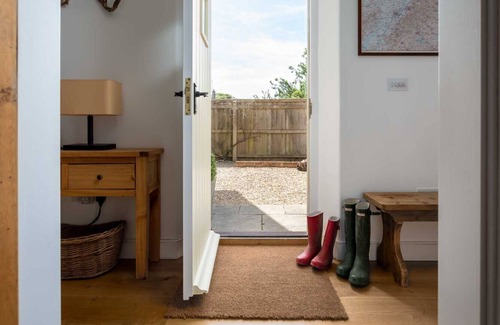 Ampney Crucis Cabaña | PEACH COTTAGE, family friendly, character holiday cottage in Poulton