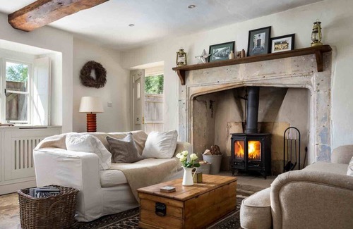 Ampney Crucis Cabaña | PEACH COTTAGE, family friendly, character holiday cottage in Poulton