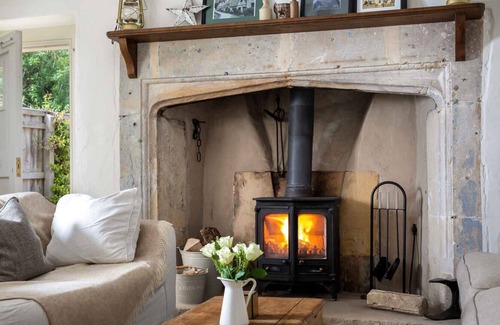 Ampney Crucis Cabaña | PEACH COTTAGE, family friendly, character holiday cottage in Poulton