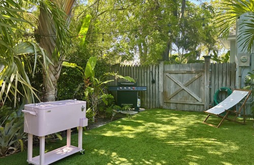 Palm Beach - West Palm Beach Cabaña | Peach Cottage: Palm Beach-style bliss, shared pool