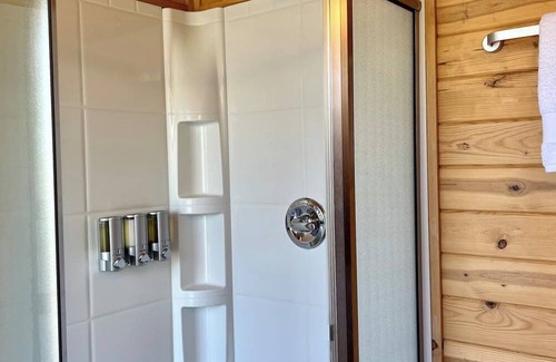 Cornville Cabina | Peach Moonstone Cabin: Tranquility by the Creek