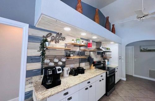 Port Charlotte Casa | Peachland getaway with pool and tiki bar