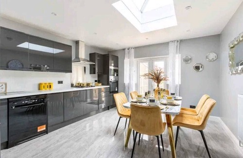 Hylands Casa | Peacock Luxury Accommodation Suitable for Large Bookings Such As Contractors