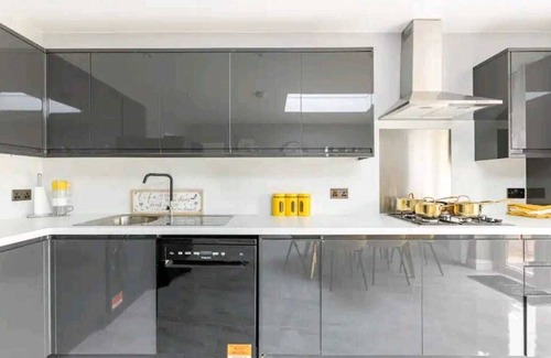 Hylands Casa | Peacock Luxury Accommodation Suitable for Large Bookings Such As Contractors