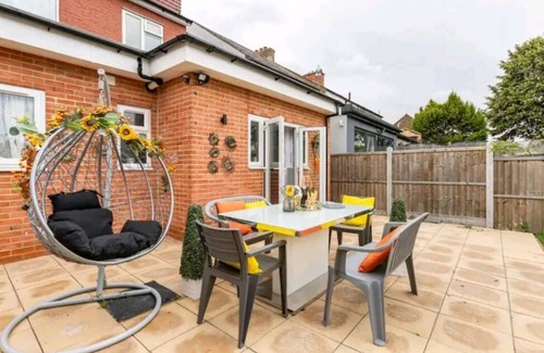 Hylands Casa | Peacock Luxury Accommodation Suitable for Large Bookings Such As Contractors