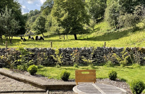 Alstonfield Cabaña | Peak District luxury cottage with stunning views in Milldale, Derbyshire Dales