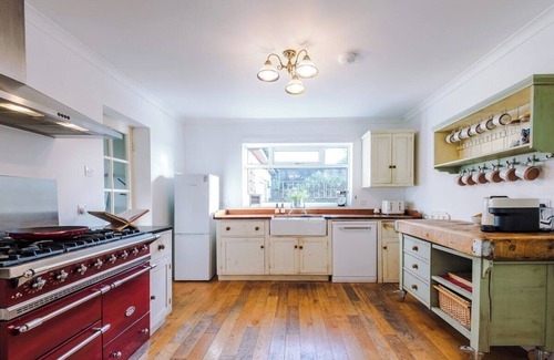 Buxton Casa | Peak retreat, sleeps 13 - fun, fires & friends