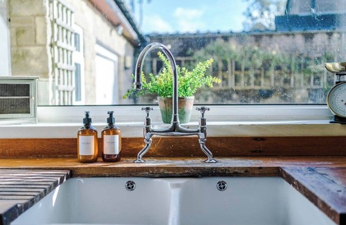 Buxton Casa | Peak retreat, sleeps 13 - fun, fires & friends