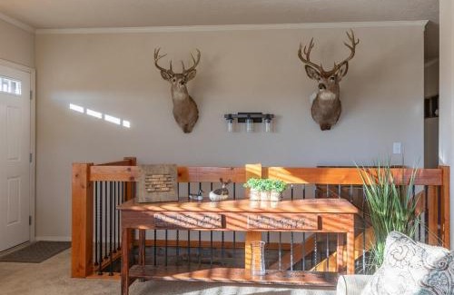 Etna Casa | Peaks Paradise - Mtn Views - Hot tub - Game room