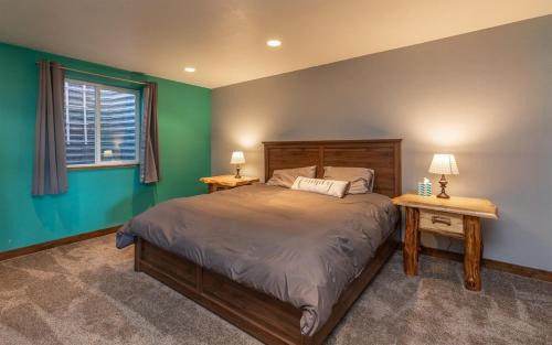 Etna Casa | Peaks Paradise - Mtn Views - Hot tub - Game room
