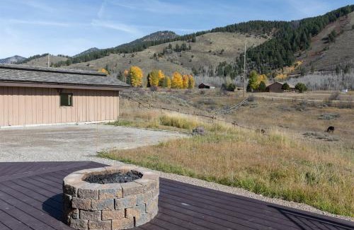 Etna Casa | Peaks Paradise - Mtn Views - Hot tub - Game room