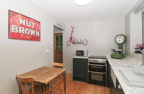 Langport Cabaña | PEAR TREE LODGE, pet friendly, with open fire in Langport