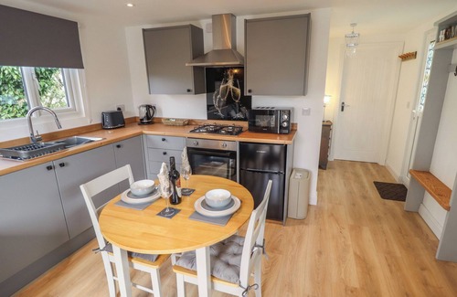 Alford Cabaña | PEAR TREE LODGE, pet friendly, with a garden in Huttoft