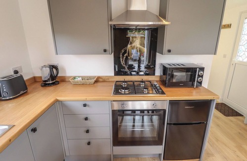 Alford Cabaña | PEAR TREE LODGE, pet friendly, with a garden in Huttoft