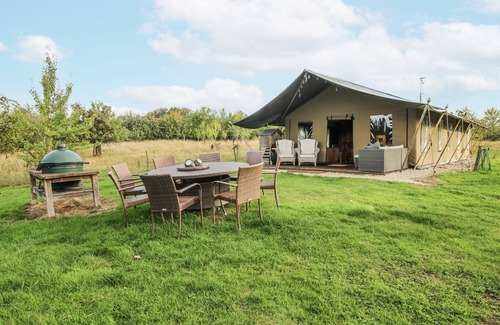Bewdley Cabaña | PEAR TREES, pet friendly, with hot tub in Bewdley