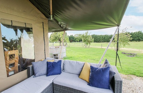 Bewdley Cabaña | PEAR TREES, pet friendly, with hot tub in Bewdley