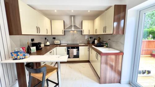 Stoke-on-Trent Casa | Pearl-Home at Esongrace Stays