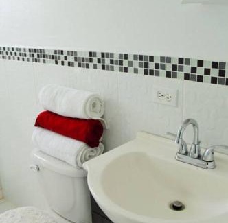 Mamora Bay Casa | Pearl's Hilltop Cottage